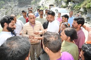 चंबा में आपदा की मार: जयराम ठाकुर ने प्रभावितों से मिलकर जाना हाल, राहत कार्यों को तेज़ करने की मांग